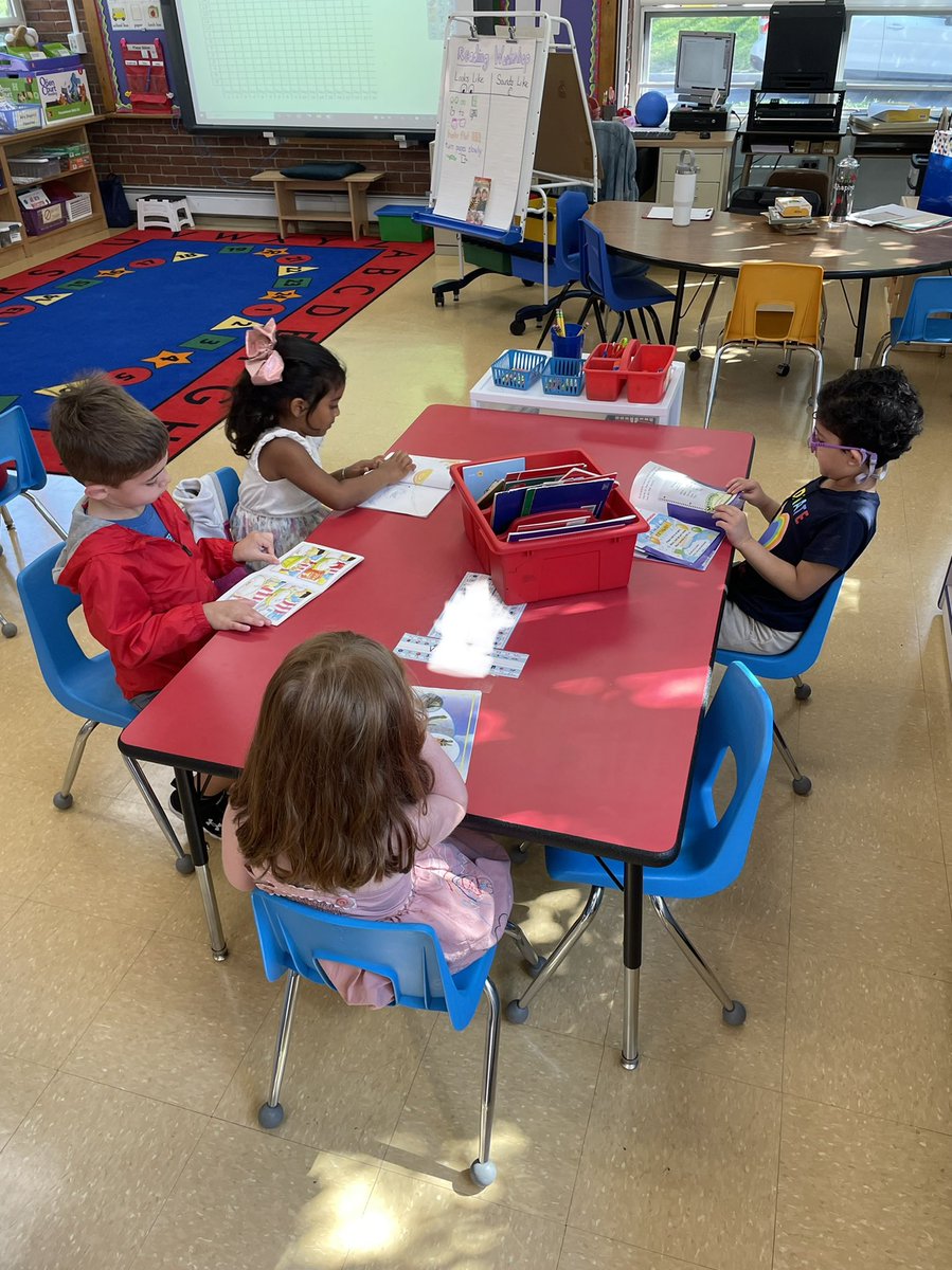 MrsShapiroK15's tweet photo. These Kindergarteners launched Reading Workshop today and are already rockin’ reading! 📚🪱 @BetsyRossMahwah https://t.co/TdH1QgLw2Z
