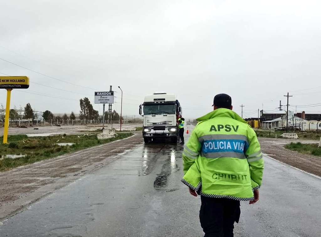 APSVChubut's tweet image. RN3
#Trelew #ComodoroRivadavia 
#AHORA
⏭️DESDE LAS 19,30 HS DE HOY 

⚠️TRANSITO INTERRUMPIDO PARA VEHÍCULOS LIVIANOS. 

⚠️SOLO CAMIONES Y 4X4 CON PORTACIÓN DE CADENAS 

⚠️PRESTE ATENCIÓN A LAS INDICACIONES DE LAS AUTORIDADES