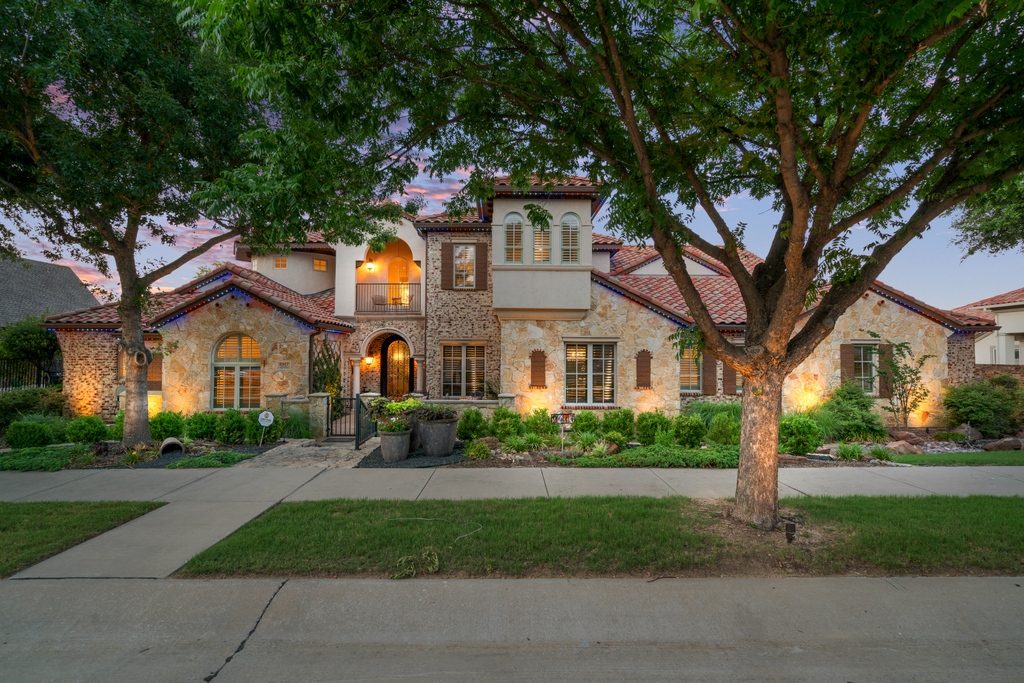 sharp_frame's tweet photo. Take a look at this customized home, by lake Avalon. We photographed this unique property for our client Victor Vo, and we loved the results! 👏🏻
#texashomes #texasrealestate #photographer #sharpframemedia #dfwrealtor #fortworthrealestate #satx #interiordesign #designtips https://t.co/eXdQ8IdhHZ