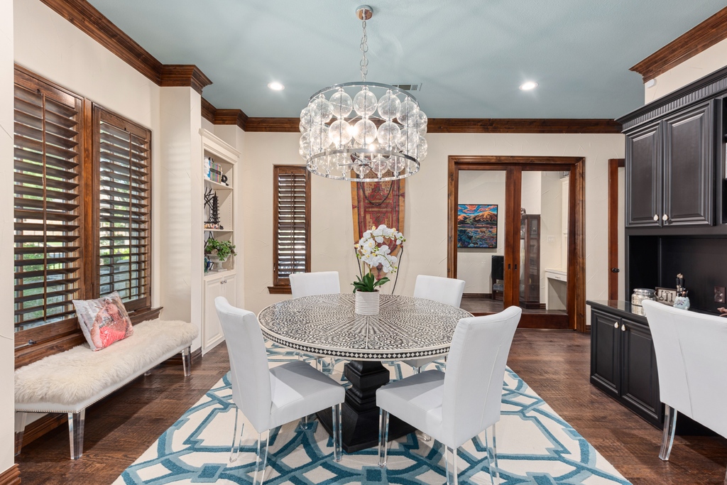 sharp_frame's tweet photo. Take a look at this customized home, by lake Avalon. We photographed this unique property for our client Victor Vo, and we loved the results! 👏🏻
#texashomes #texasrealestate #photographer #sharpframemedia #dfwrealtor #fortworthrealestate #satx #interiordesign #designtips https://t.co/eXdQ8IdhHZ