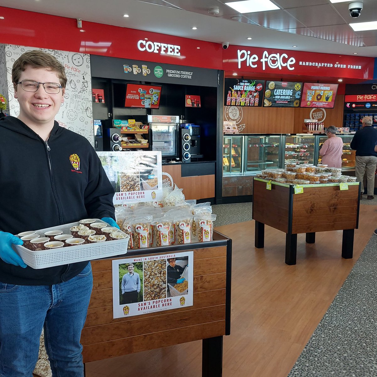 Sams_Popcorn's tweet photo. It was nice to meet some more customers on Sunday.  I was handing out free popcorn at the Murray Bridge #unitedpetroleum store.
#samspopcorn #smallbusiness #southaustralia #kidpreneur #kidsbusiness #kidpreneurship #business #businessowner #buylocal #entrepreneur #popcorn https://t.co/STi36YSgeZ