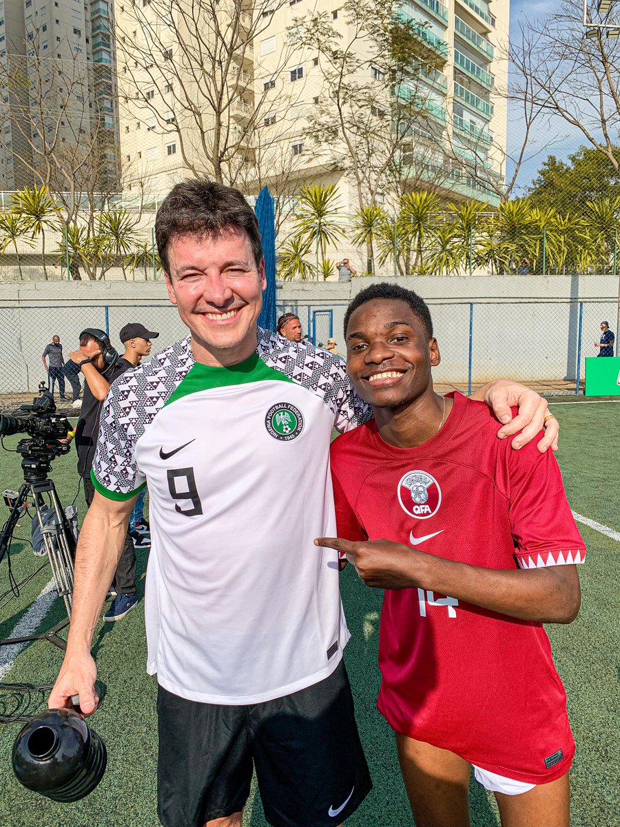 Baptistamiran's tweet photo. Mama Rodrigo faro falou q me conhece 😭😭
Eu tô a entender nada doq está a acontecer na minha vida, tudo tá indo muito rápido . 🇦🇴🇦🇴🇧🇷
E tô bem feliz em ver q tô a conhecer pessoas q só acompanhava na televisão e hoje eu falo com eles. 
Só felicidade mesmo 😭😭❤️❤️❤️ https://t.co/g6q4AQxhKA