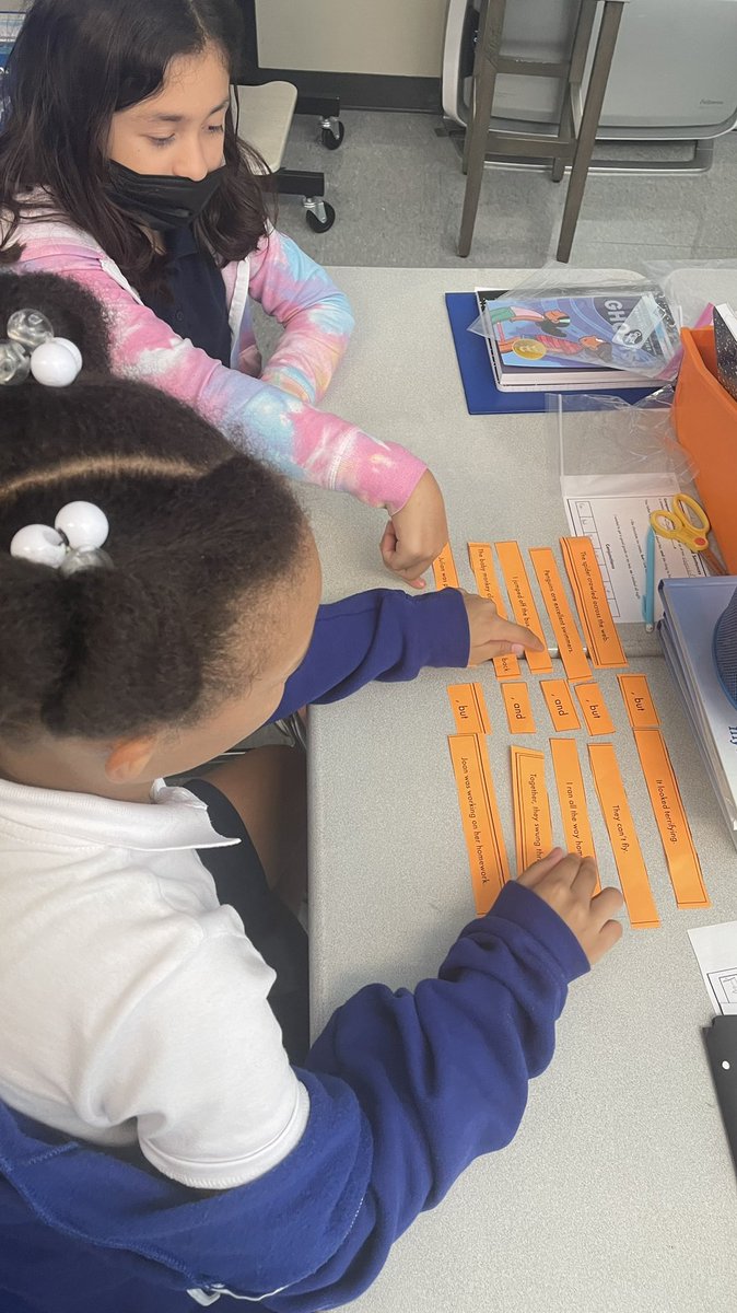 CaptainJHooks's tweet photo. We got hands on with constructing compound sentences today! 
@Almeda_Elem @Ian_Olmstead @deandra_waters @MsMariaPinedo https://t.co/A7zVVHFTcO