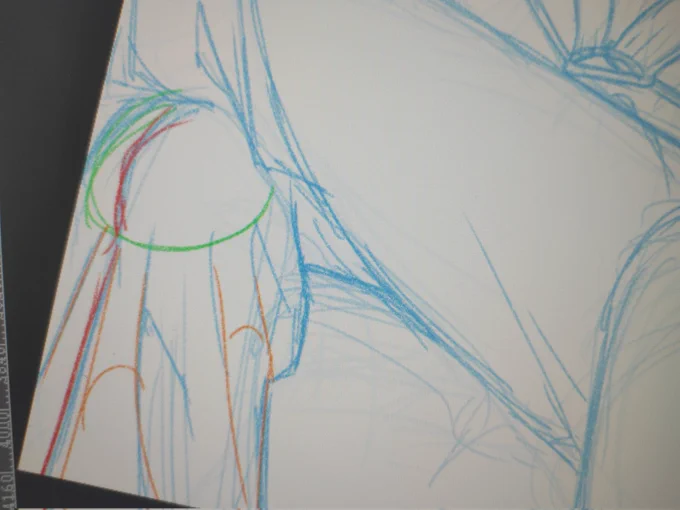 今日描いてて楽しかったのはズボンのここ緑色の部分に力が入って引っ張られるから赤色のセンタープレスの線を中心に浮くことを考えてオレンジ色のところみたいに輪切りするみたいにふくらみを考えるとシワ描くの楽しかったよd(˙꒳​˙* ) 