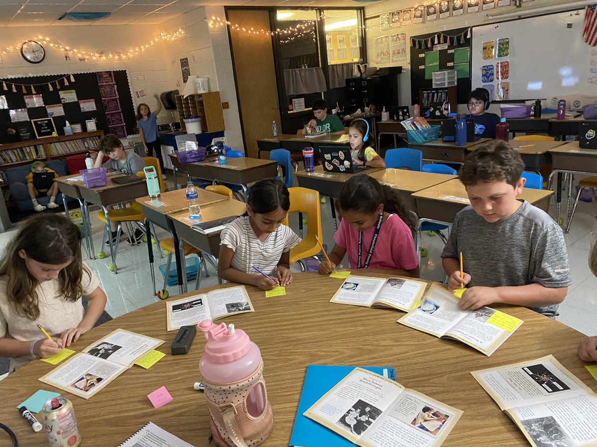 missschoe4's tweet photo. We love reading groups! This crew rocked out identifying key facts in text #readersmakeaders @SCESGators https://t.co/htud6Jvdhc