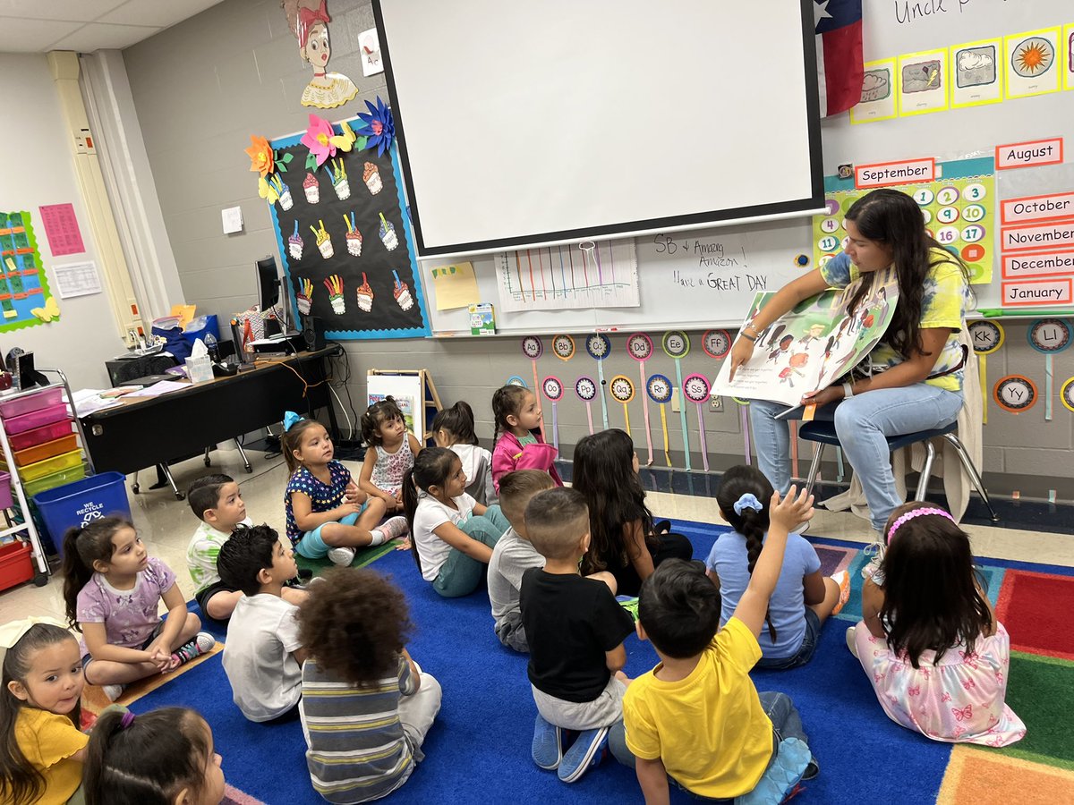 A_Colwell96's tweet photo. From assisting Pre-K to @breakoutEDU to students earning their books from the @GlobalVending to free reading, it has been a productive day @NISDGlass . I can’t wait to see what tomorrow brings! 📖💻😁🌟💛 #collaboration #teamwork #glassignited #homelibraries @NISDLib https://t.co/ySfL2ONY1S