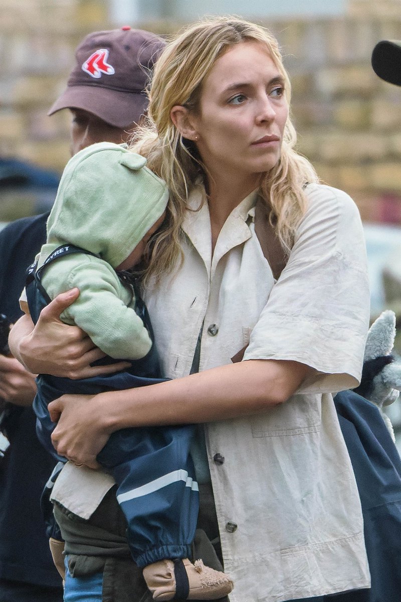The makeup artist trying to make Jodie look rough and gritty but she still looks 🔥 because that’s just her face 🤷‍♀️