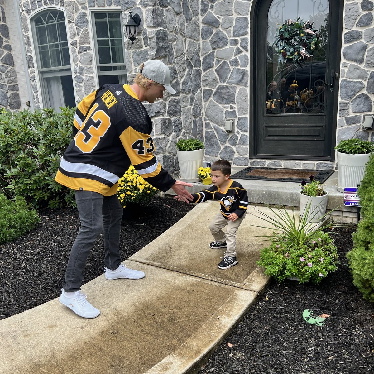 penguins's tweet photo. Hei(nen) five! 🖐️ https://t.co/6EUtT8pJY0