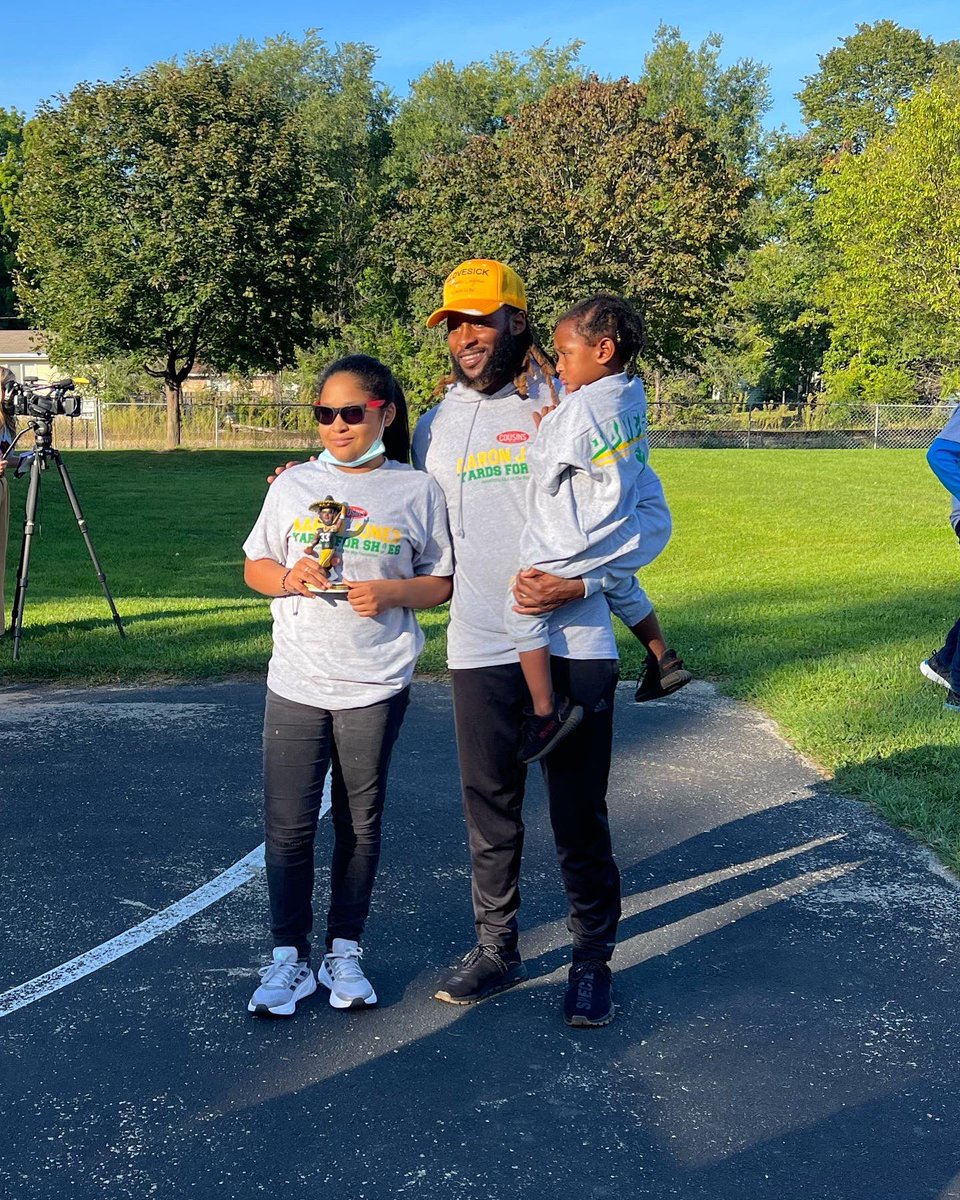AAAllTheWayFdn's tweet photo. Special thank you to the Boys and Girls Club of Green Bay for having us and @cousinssubs out for the Yards for Shoes kickoff event. Let’s get those yards!!! 👟 @Showtyme_33 https://t.co/0AnfPqPZRm