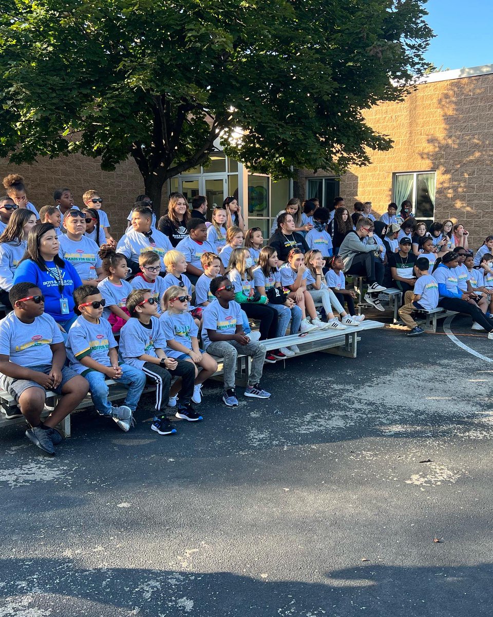 AAAllTheWayFdn's tweet photo. Special thank you to the Boys and Girls Club of Green Bay for having us and @cousinssubs out for the Yards for Shoes kickoff event. Let’s get those yards!!! 👟 @Showtyme_33 https://t.co/0AnfPqPZRm