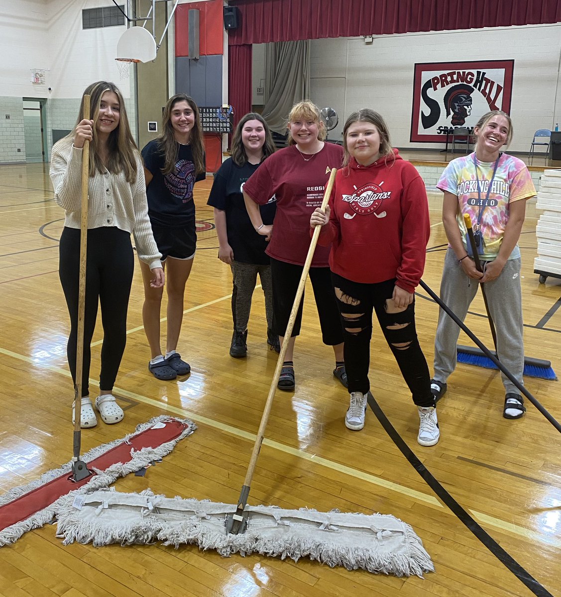 MrsMurphy132's tweet photo. Super proud of these golfers today!  A big win at Chenoweth and then off to bingo cleanup. #SpartanPride @SpringfieldGir1 https://t.co/YhiEpJ5qNg