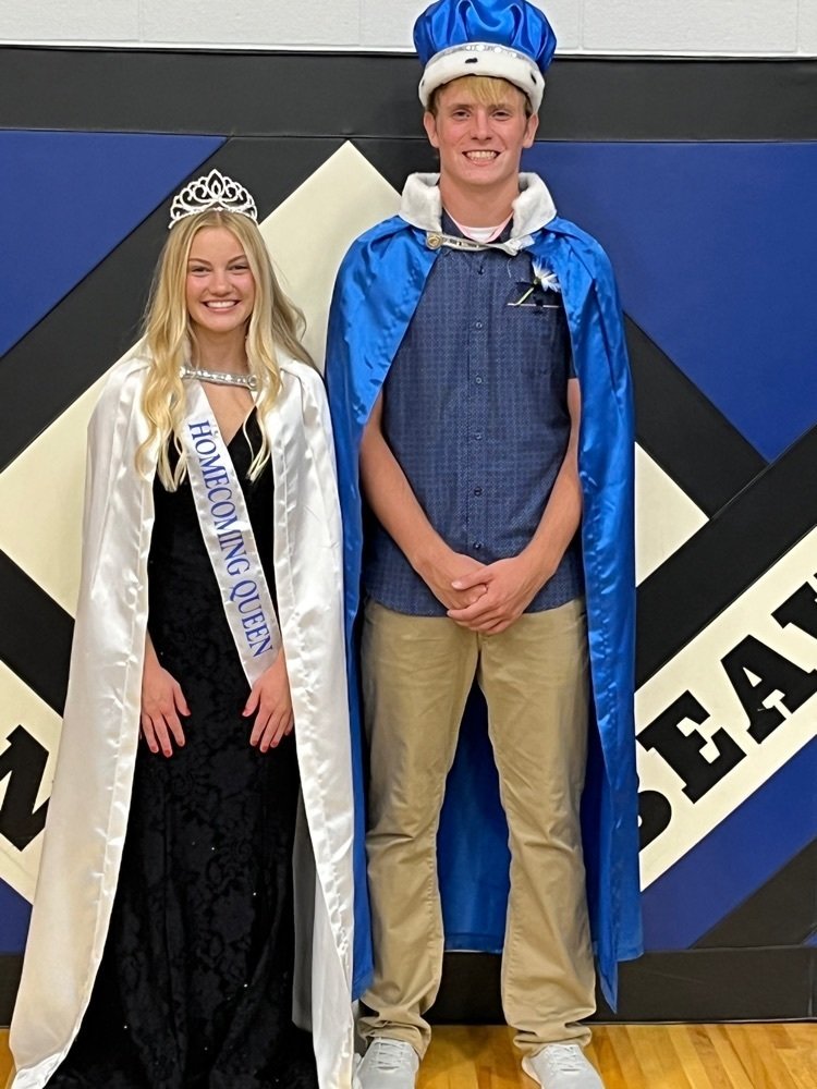 HansonBeavers's tweet photo. Congrats to our 2022 homecoming king and queen.   Riley Haynes and Skylar Holm! https://t.co/jiQkIjvjK7