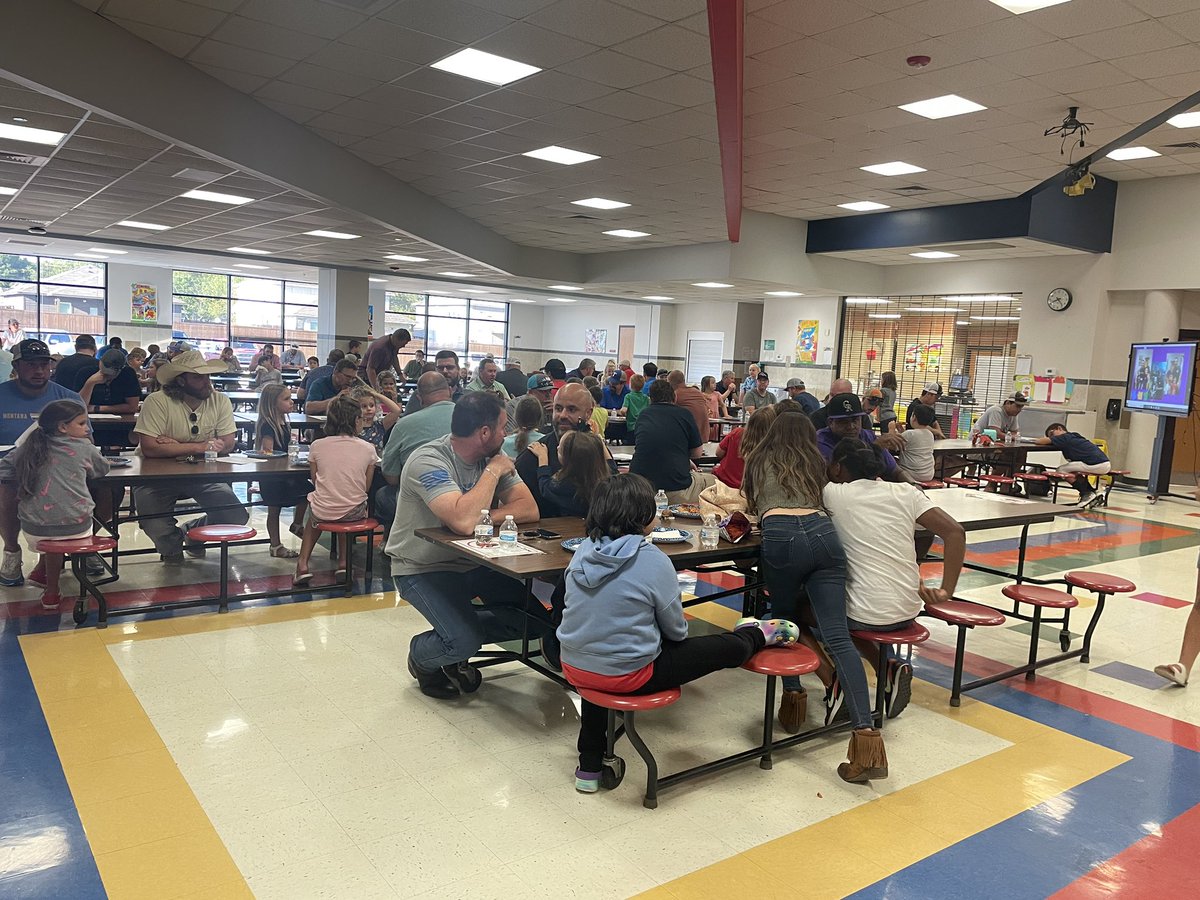 AISDBrockett's tweet photo. @AISDBrockett dads and students joined us this evening for our Watchdog Pizza Night! @abtwinmom Mrs. Milacek shared info about our amazing volunteer program and our PTO helped us serve up pizza slices!#inspiringchaps @aubreyisd https://t.co/HoMg6Rpgoj