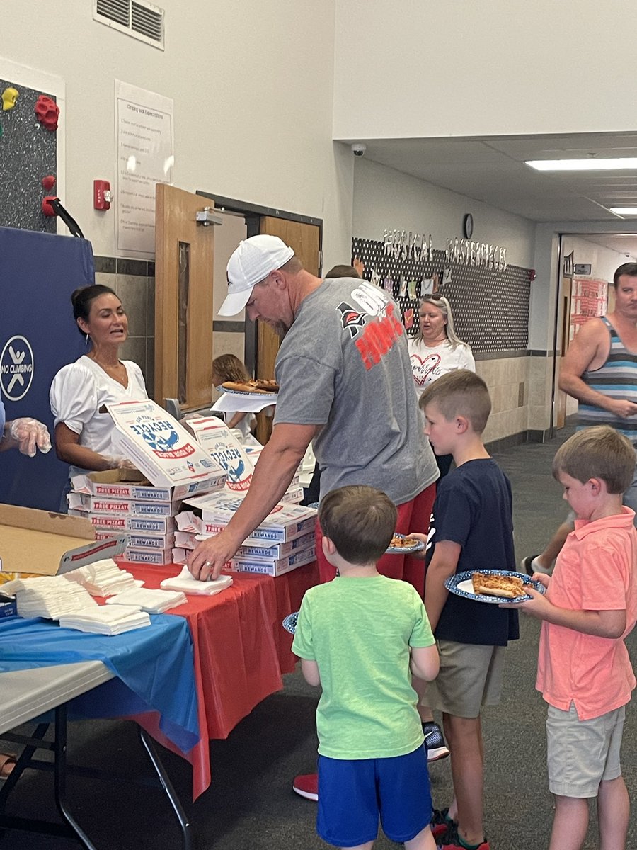 AISDBrockett's tweet photo. @AISDBrockett dads and students joined us this evening for our Watchdog Pizza Night! @abtwinmom Mrs. Milacek shared info about our amazing volunteer program and our PTO helped us serve up pizza slices!#inspiringchaps @aubreyisd https://t.co/HoMg6Rpgoj