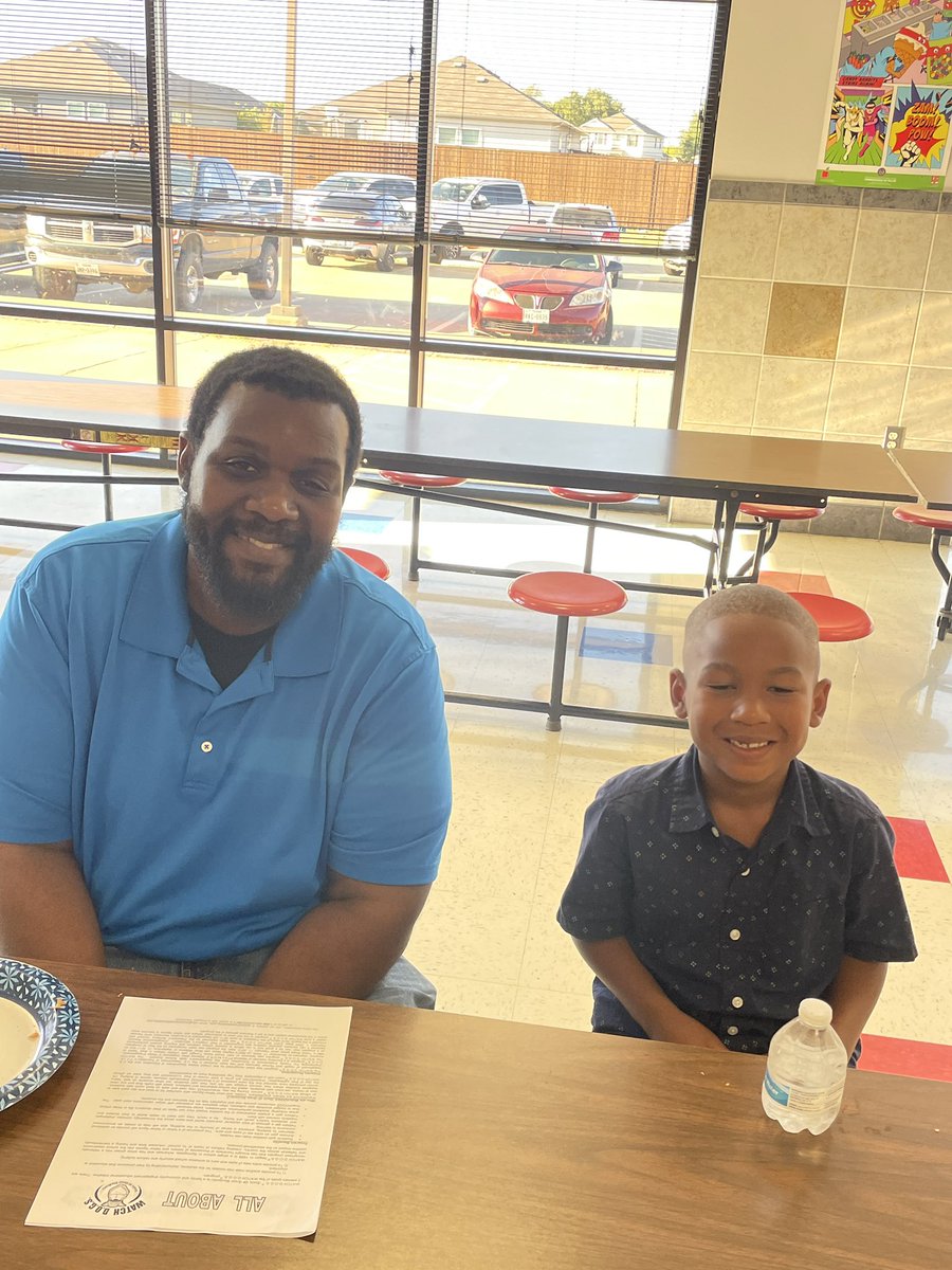 AISDBrockett's tweet photo. @AISDBrockett dads and students joined us this evening for our Watchdog Pizza Night! @abtwinmom Mrs. Milacek shared info about our amazing volunteer program and our PTO helped us serve up pizza slices!#inspiringchaps @aubreyisd https://t.co/HoMg6Rpgoj