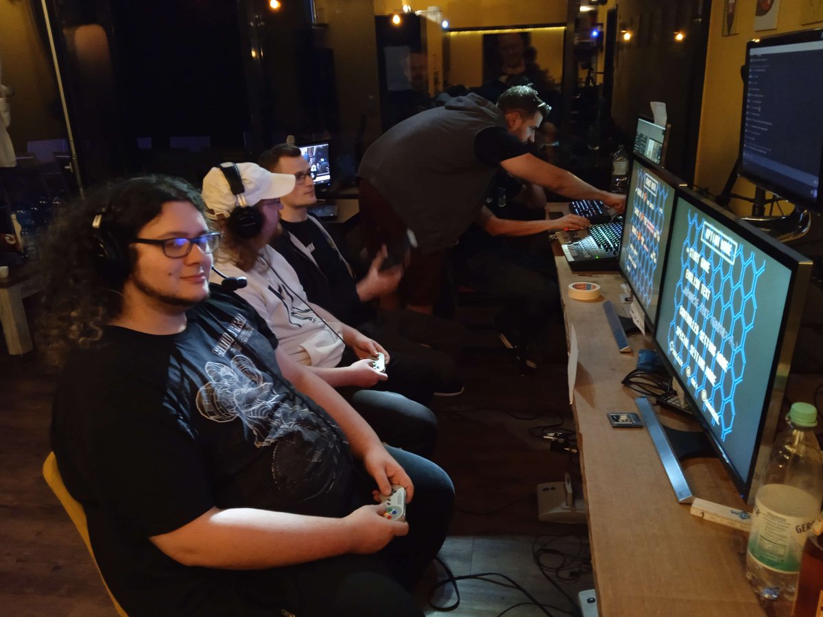 GlitchPerfectDE's tweet photo. @Skipsysrl und @Derxu27 machen sich bereit für ihr Super Metroid Hack-Race. Wer wird nach ca. 1h30m die Schnauze vorne haben? https://t.co/7mBE0B6A0N