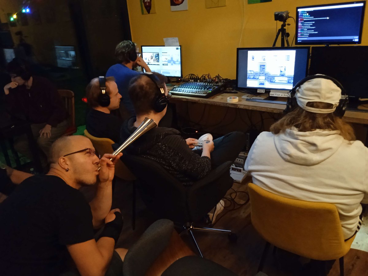 GlitchPerfectDE's tweet photo. Zu später Stunde zeigt uns @ItsCliqz heute noch mal einen Klassiker aus seinem Speedrun-Repertoire. @FettiTouretti feuert ihn währenddessen an! Danke an alle die heute schon eingeschaltet und gespendet haben. Wir sehen uns morgen früh ab 10:40h wieder auf https://t.co/S0EXiSrQzr https://t.co/Cg2IHa28hY