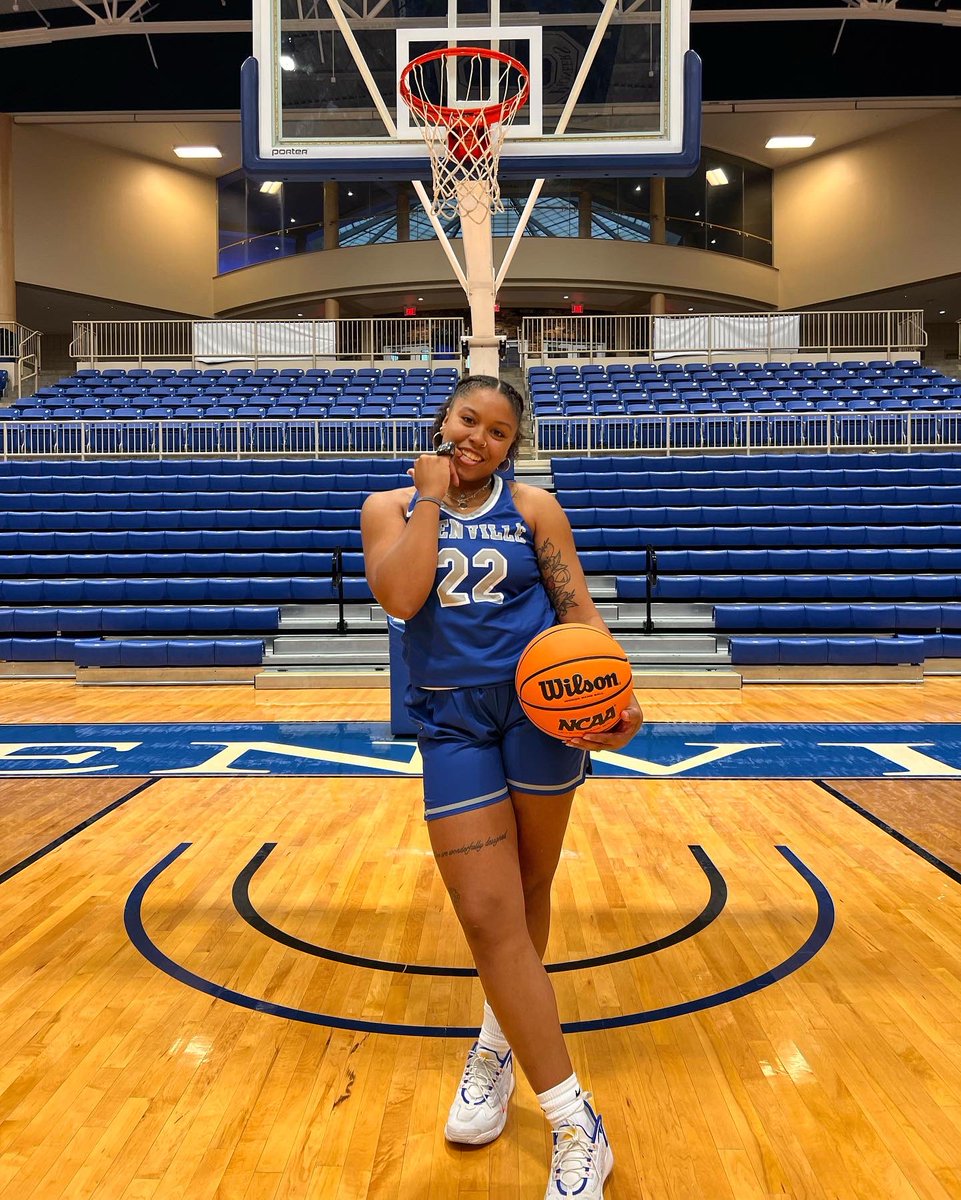 leexxiieeyy's tweet photo. Finer things in life &amp; I’m one of ‘em✨#seniorszn #ripemma https://t.co/F6d4MgquiS