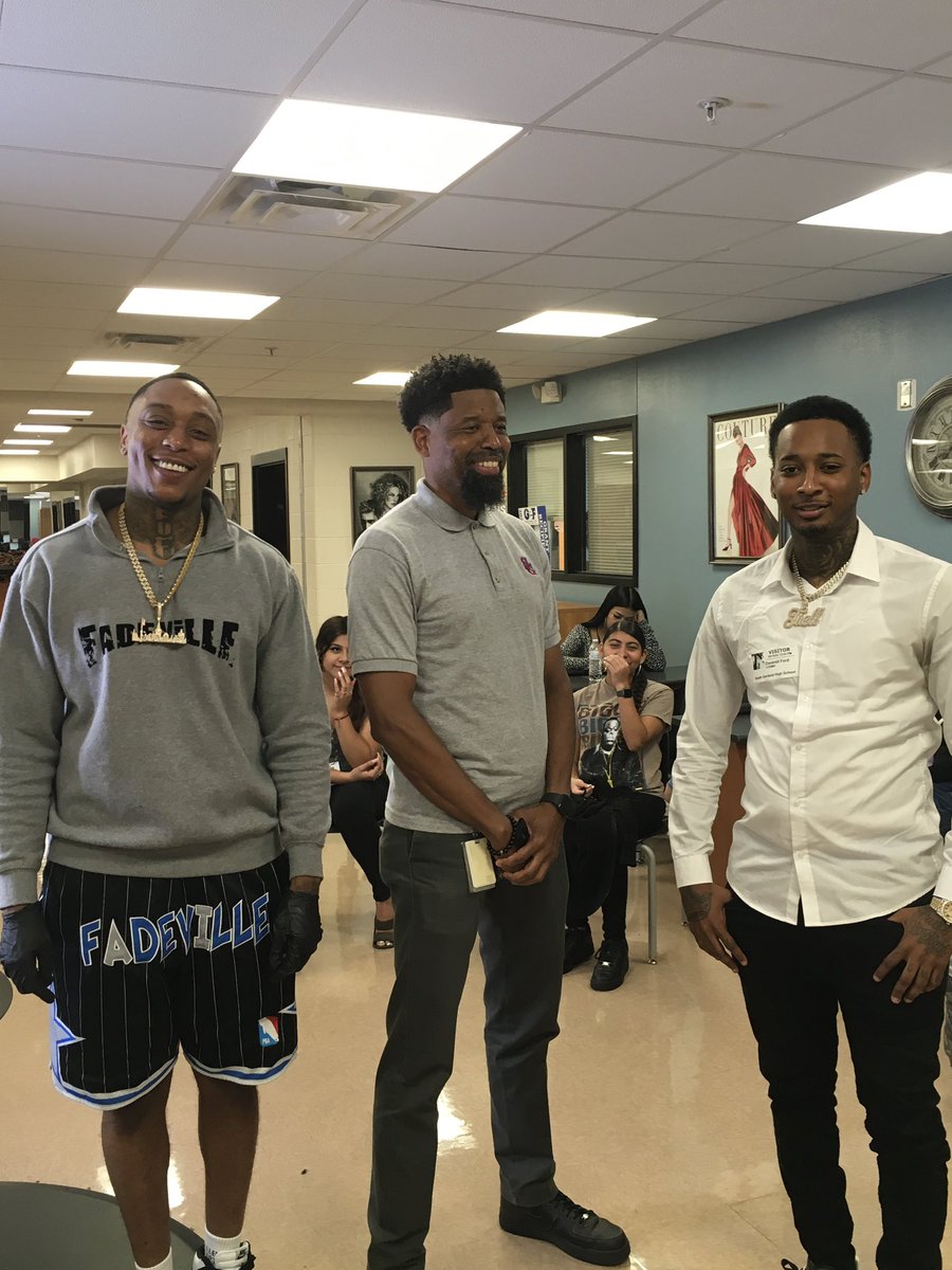 MsSigearsSGHS's tweet photo. Big s/o to @SGCoachBarnes45 for the assist today in the cosmetology lab! @fadeville demonstrated a clipper cut for my girls and got him right on together #popping 🔥🔥🔥😂😂😂 hash tag per his request https://t.co/9DxK2CP36g