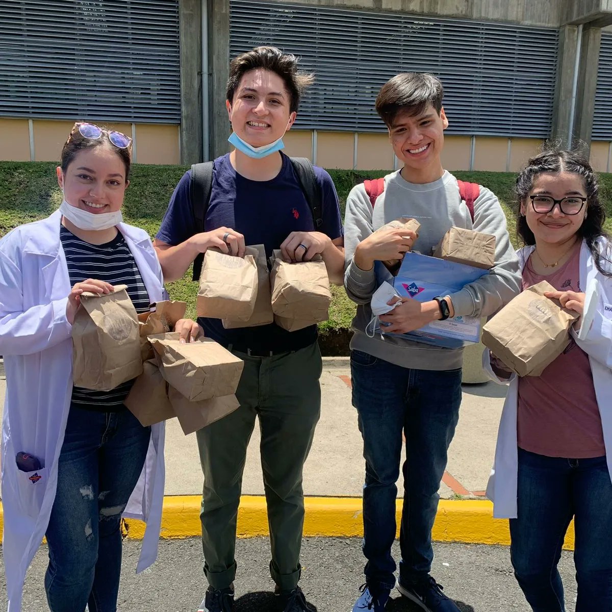 oleadafemgt's tweet photo. Adicionalmente se realizaron 50 kits que fueron entregados a un grupo de estudiantes de la Landivar quienes los entregarán a niñas de una escuela dónde las necesitan. Nuevamente gracias por su apoyo y aporte en la colecta de productos menstruales💜 https://t.co/ZIpOnfypSR
