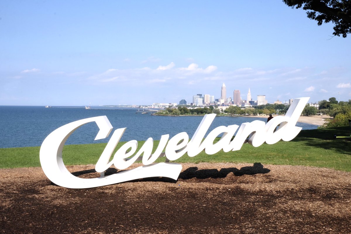 Obv2003's tweet photo. Edgewater Beach today. From a horrible thunderstorm this morning to a bright sunshiny day. @TheCLE @clevemetroparks @CityofCleveland @OhioFindItHere @OhioLakeErie #photography #photo #photograph #cleveland #ohio #edgewaterbeach #clevelandmetroparks #thisiscle #beach #nature https://t.co/0Hhfn1DjR3