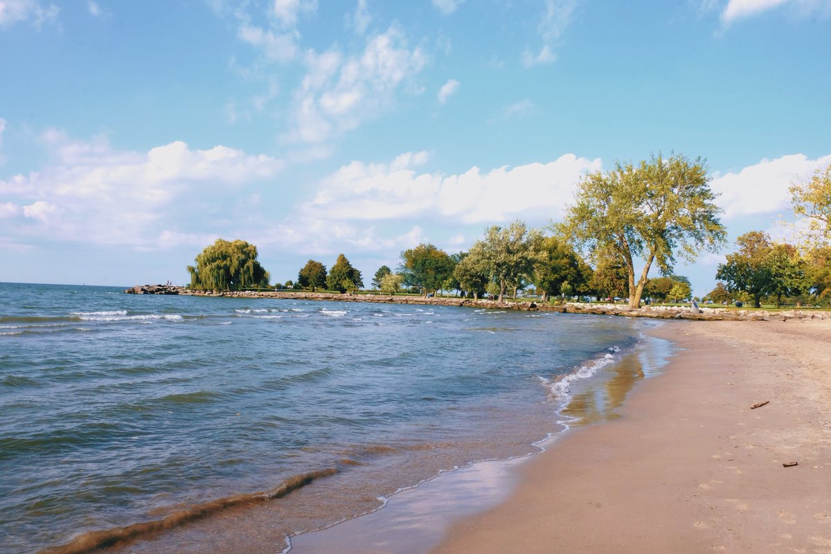 Obv2003's tweet photo. Edgewater Beach today. From a horrible thunderstorm this morning to a bright sunshiny day. @TheCLE @clevemetroparks @CityofCleveland @OhioFindItHere @OhioLakeErie #photography #photo #photograph #cleveland #ohio #edgewaterbeach #clevelandmetroparks #thisiscle #beach #nature https://t.co/0Hhfn1DjR3
