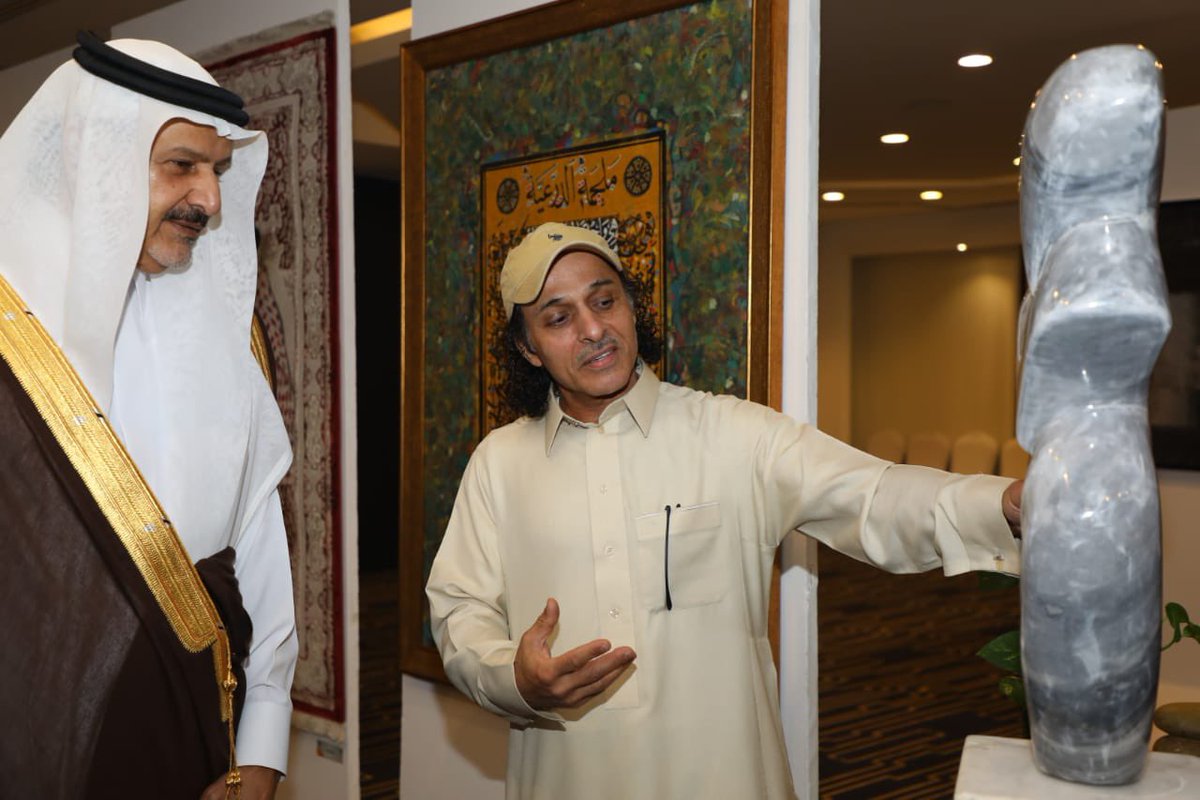 alangarik's tweet photo. صاحب السمو الملكي الامير الدكتور فيصل بن محمد آل سعود الرئيس الفخري لجمعية الفنون "جسفت" غمرني وشرفني بأروع كلمات الاطراء والثناء خلال استعراض أعمالي الفنية. عند افتتاح معرض #هي_��نا_دار
  الذي تقيمه  #جسفت بمناسبة #اليوم_الوطني_السعودي_92  في مقر الغرفة التجارية بالرياض 
#جسفت https://t.co/MqFN2xGleF