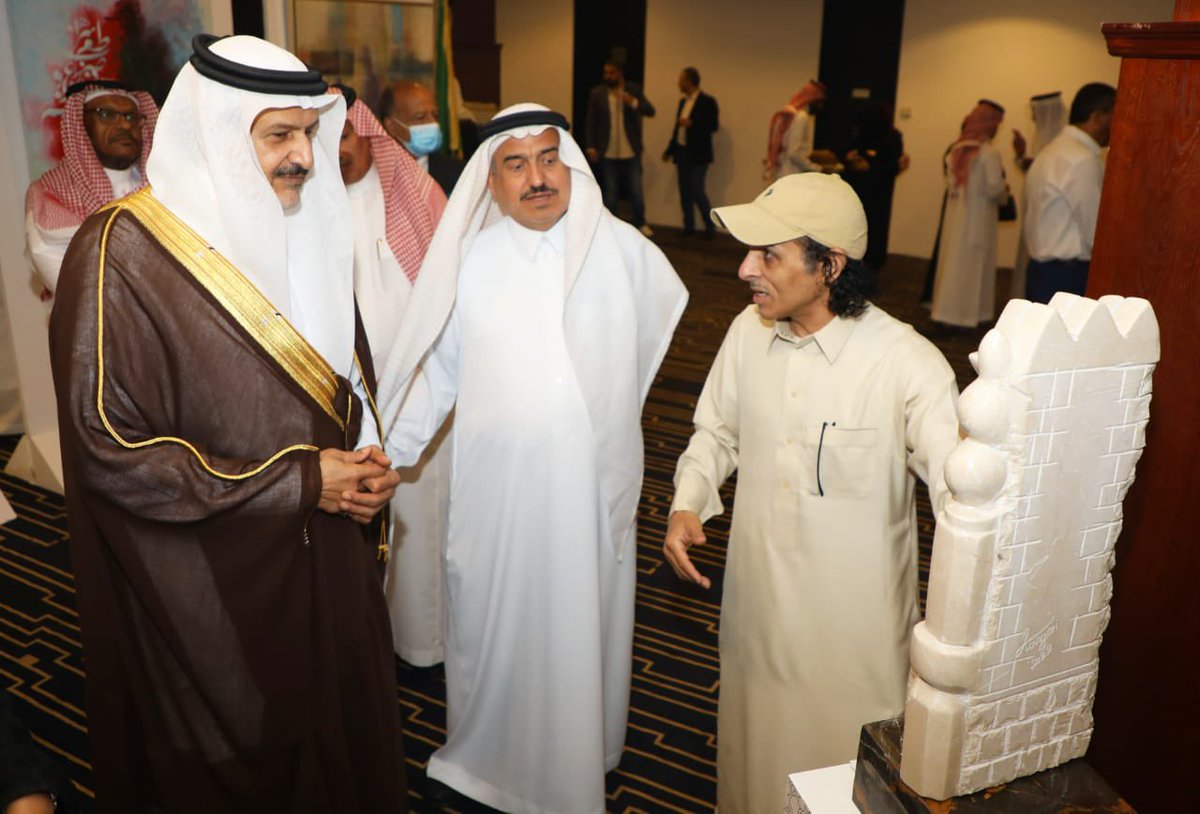 alangarik's tweet photo. صاحب السمو الملكي الامير الدكتور فيصل بن محمد آل سعود الرئيس الفخري لجمعية الفنون "جسفت" غمرني وشرفني بأروع كلمات الاطراء والثناء خلال استعراض أعمالي الفنية. عند افتتاح معرض #هي_��نا_دار
  الذي تقيمه  #جسفت بمناسبة #اليوم_الوطني_السعودي_92  في مقر الغرفة التجارية بالرياض 
#جسفت https://t.co/MqFN2xGleF