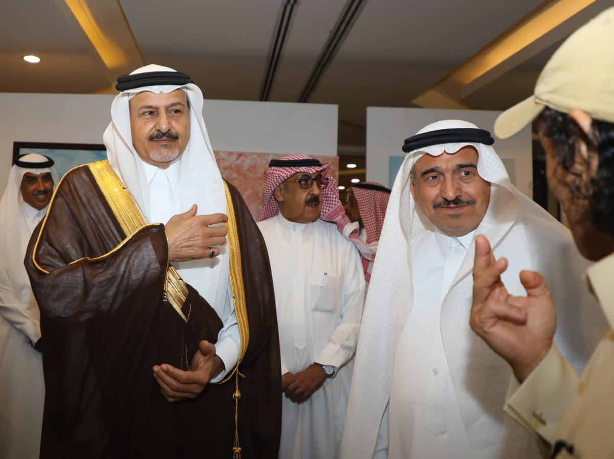 alangarik's tweet photo. صاحب السمو الملكي الامير الدكتور فيصل بن محمد آل سعود الرئيس الفخري لجمعية الفنون "جسفت" غمرني وشرفني بأروع كلمات الاطراء والثناء خلال استعراض أعمالي الفنية. عند افتتاح معرض #هي_��نا_دار
  الذي تقيمه  #جسفت بمناسبة #اليوم_الوطني_السعودي_92  في مقر الغرفة التجارية بالرياض 
#جسفت https://t.co/MqFN2xGleF
