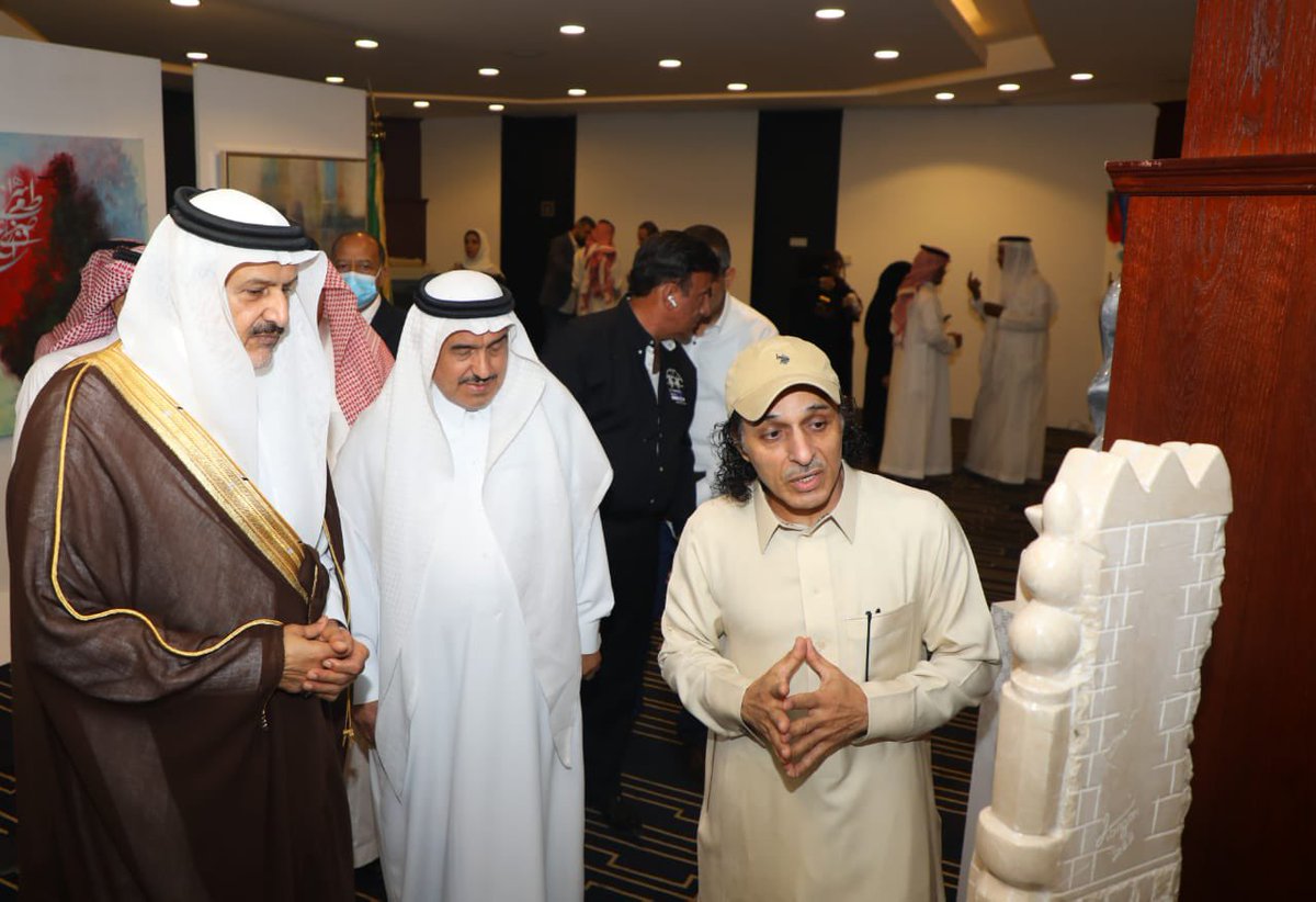alangarik's tweet photo. صاحب السمو الملكي الامير الدكتور فيصل بن محمد آل سعود الرئيس الفخري لجمعية الفنون "جسفت" غمرني وشرفني بأروع كلمات الاطراء والثناء خلال استعراض أعمالي الفنية. عند افتتاح معرض #هي_��نا_دار
  الذي تقيمه  #جسفت بمناسبة #اليوم_الوطني_السعودي_92  في مقر الغرفة التجارية بالرياض 
#جسفت https://t.co/MqFN2xGleF