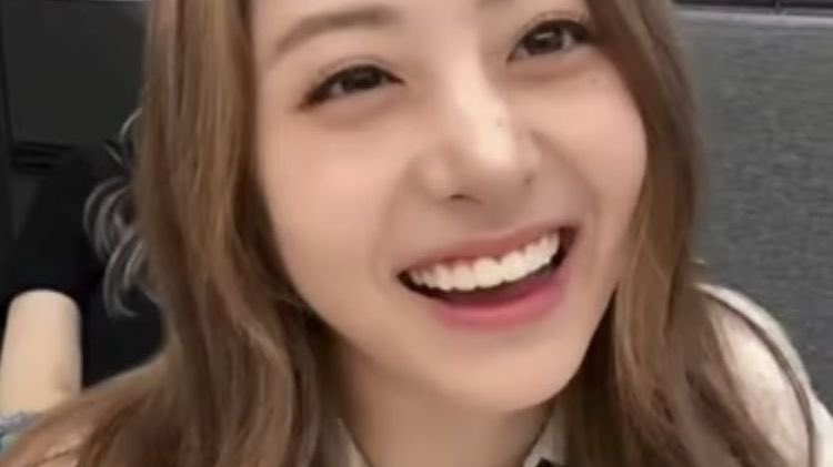 sserapics's tweet image. OBSESSED YUNJIN SO HOT GIRL