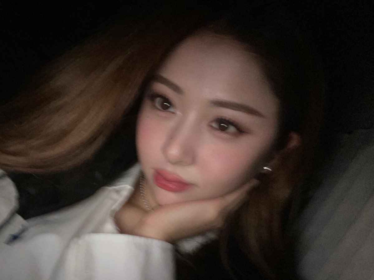 sserapics's tweet image. OBSESSED YUNJIN SO HOT GIRL