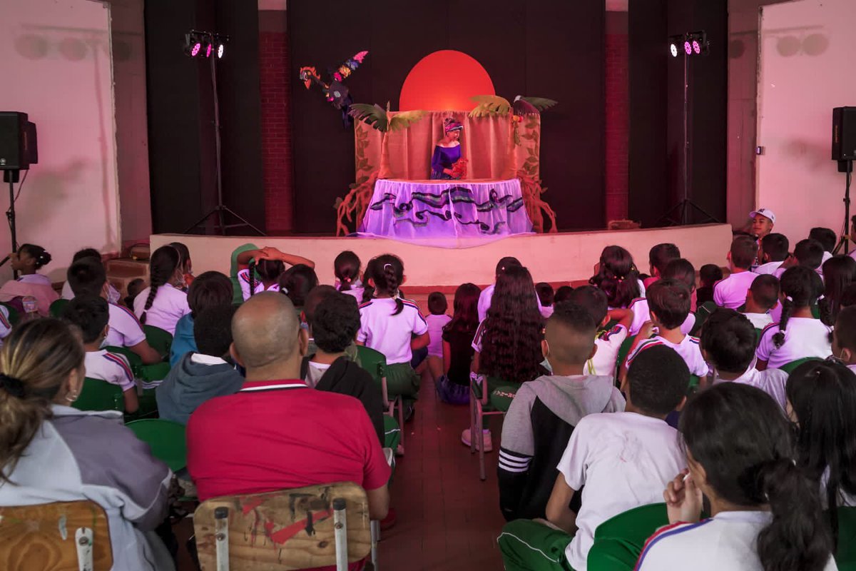 FITeatroCali's tweet photo. Desde la @AlcaldiaDeCali, liderada por @JorgeIvanOspina, seguimos abrazando el arte con el #FITCali2022. La obra ‘El muchas patas’, del Grupo Pequeño Teatro de Muñecos, que se presentó en el corregimiento de Golondrinas, reunió a niñas y niños en una tarde de títeres y sonrisas. https://t.co/krefOJklif