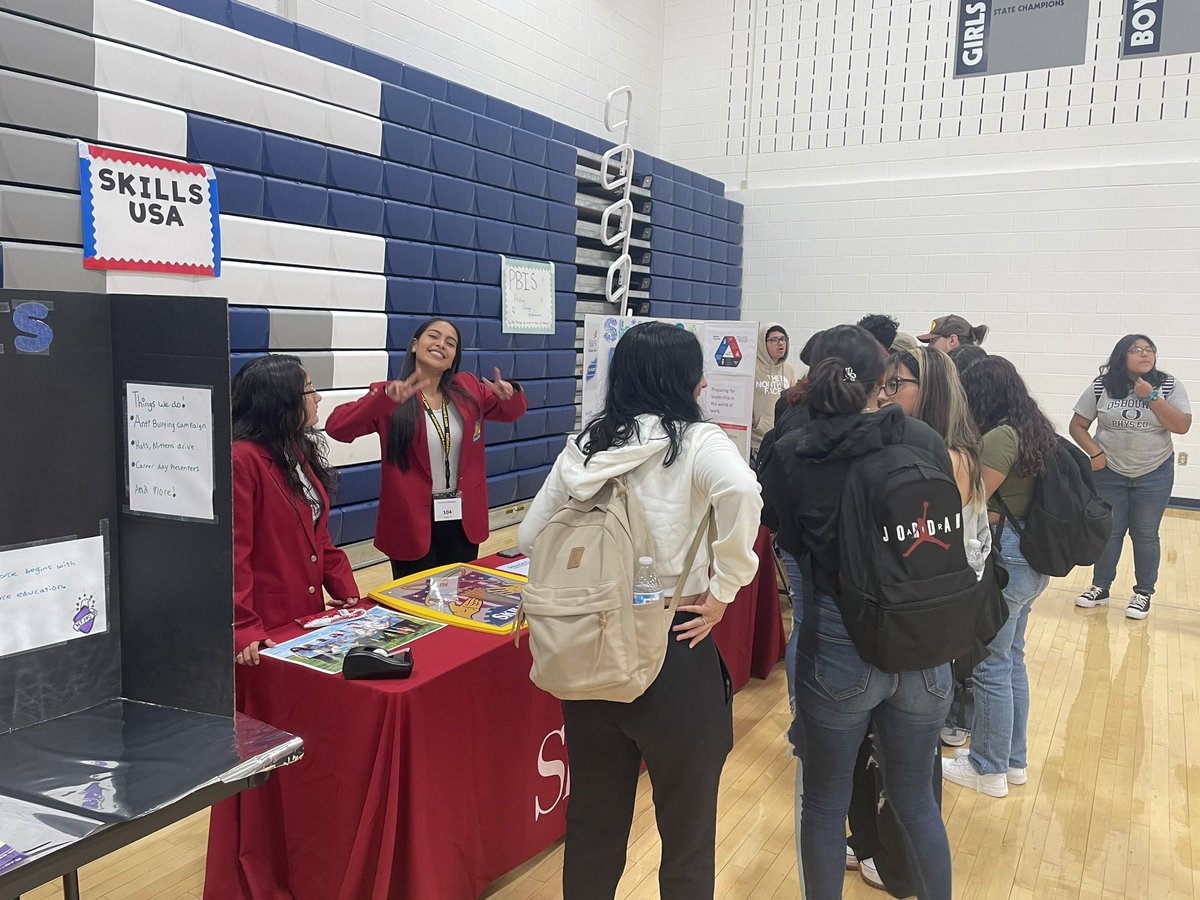 OsbournPrin's tweet photo. #OneOsbourn Club Fair was a great success. Our students have multiple opportunities to succeed and reach their potential. https://t.co/nI0RBuriSv