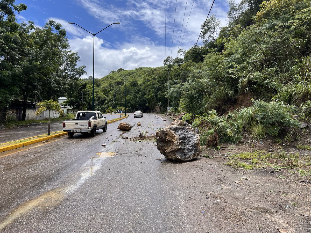 TuCoalcoman's tweet photo. Daños a viviendas y edificios. #temblor #Coalcomán #Michoacán https://t.co/l9t4LFVvUv