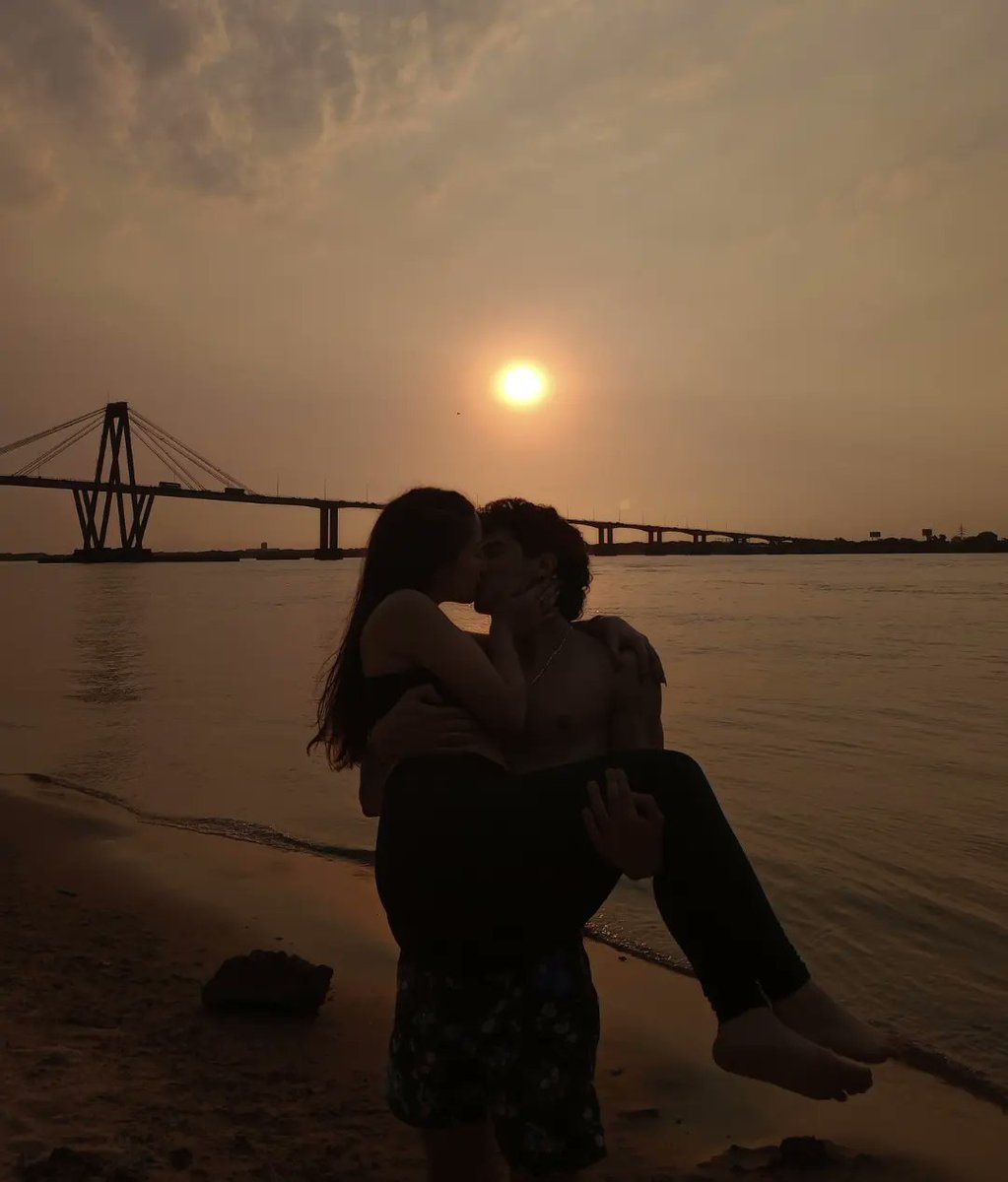 melinafloresp's tweet photo. "Yo me agarré a su brazo, que me sujetaba el cuerpo como un cinturón de seguridad, y me sentía a salvo porque era su mano la que empujaba el sol cada mañana y lo hundía al caer la noche."

@germanalfonsoo https://t.co/8WkxpR3RI1