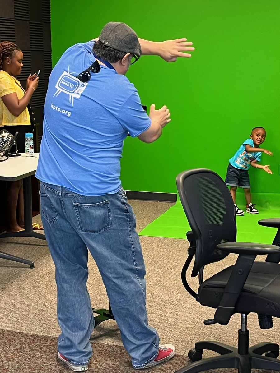 PBSKansasCH8's tweet photo. We're moving and grooving! 🎶🎥
We wish we could have made movies with a green screen when we were kids. #SeriouslyCreative #VideoProduction #GreenScreen #FamilyTime #EducationCenter https://t.co/PWTqEJCZZf