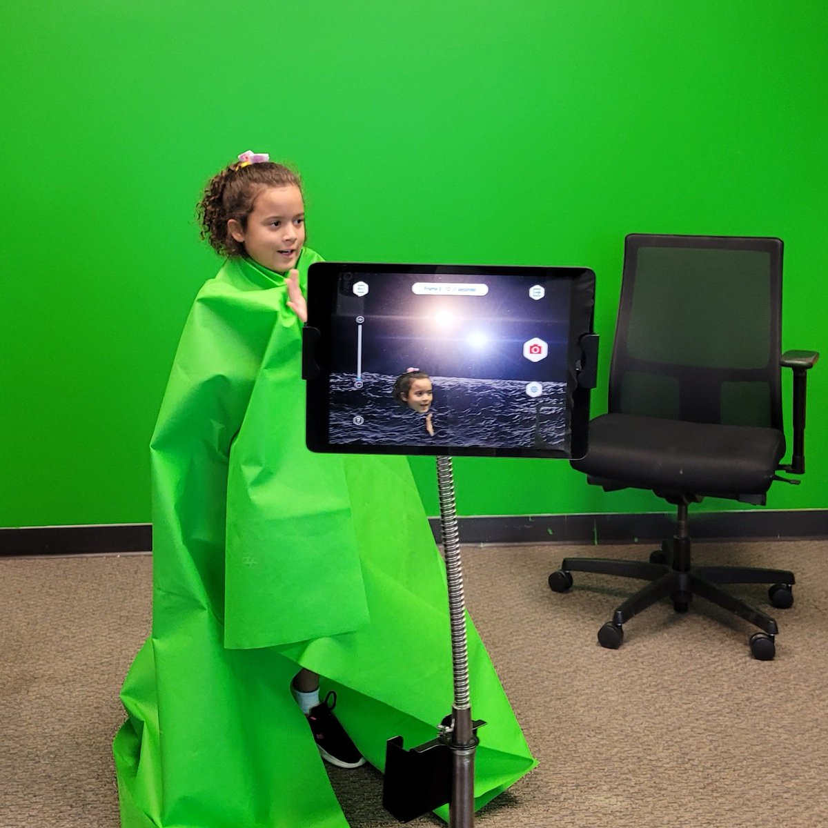 PBSKansasCH8's tweet photo. We're moving and grooving! 🎶🎥
We wish we could have made movies with a green screen when we were kids. #SeriouslyCreative #VideoProduction #GreenScreen #FamilyTime #EducationCenter https://t.co/PWTqEJCZZf
