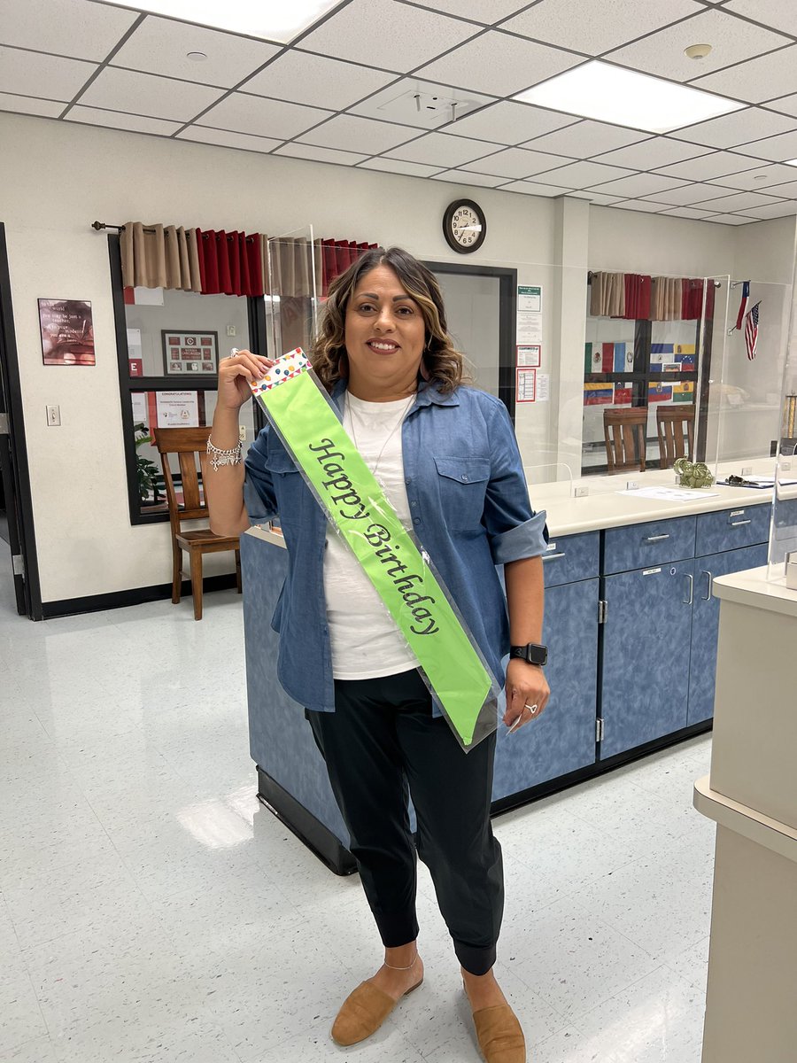 JacquieKortz's tweet photo. Happy Birthday to GL ladies Ms. Lucio, Ms. StRomain, and Ms. Reyes!We wish you all the best!🥳🎂🎁🎉❤️💚@GarciaLeza_AISD @erikalucio16 @misshombi @Counseling_AISD #CaresTeam #AldineConnected #MEMCGL @anitaperezABC https://t.co/WIUOxjeaY4