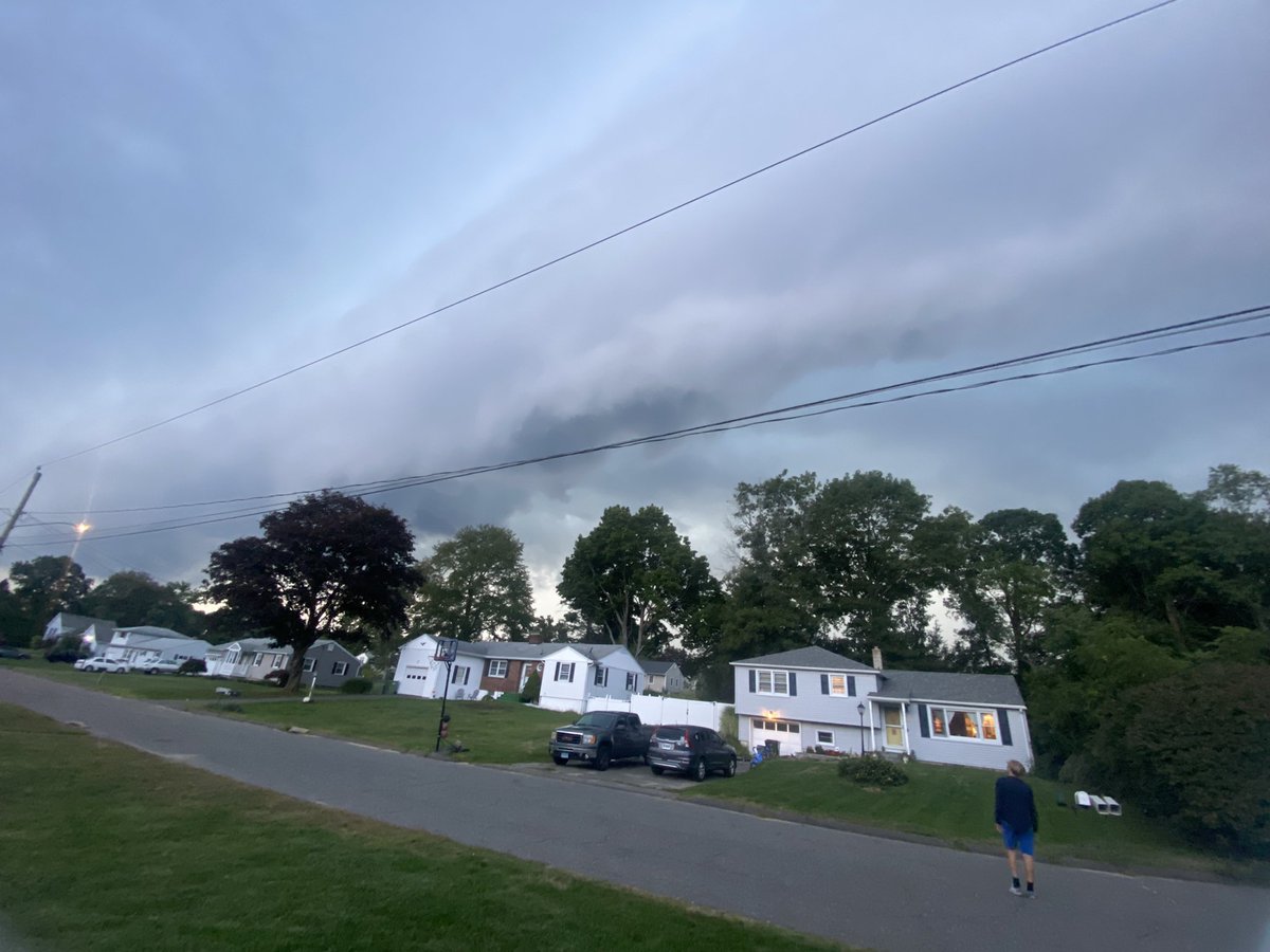kthellm's tweet photo. @FaxAlertWeather @RachPiscitelli @ryanhanrahan @RachelFrank_CT @gilsimmons @Eweather13 @JenCarfagno  shelf cloud coming and going out of Prospect CT. https://t.co/d1faPz7vP9