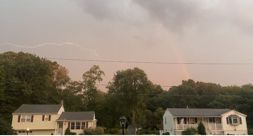 kthellm's tweet photo. @FaxAlertWeather @RachPiscitelli @ryanhanrahan @RachelFrank_CT @gilsimmons @Eweather13 @JenCarfagno  shelf cloud coming and going out of Prospect CT. https://t.co/d1faPz7vP9