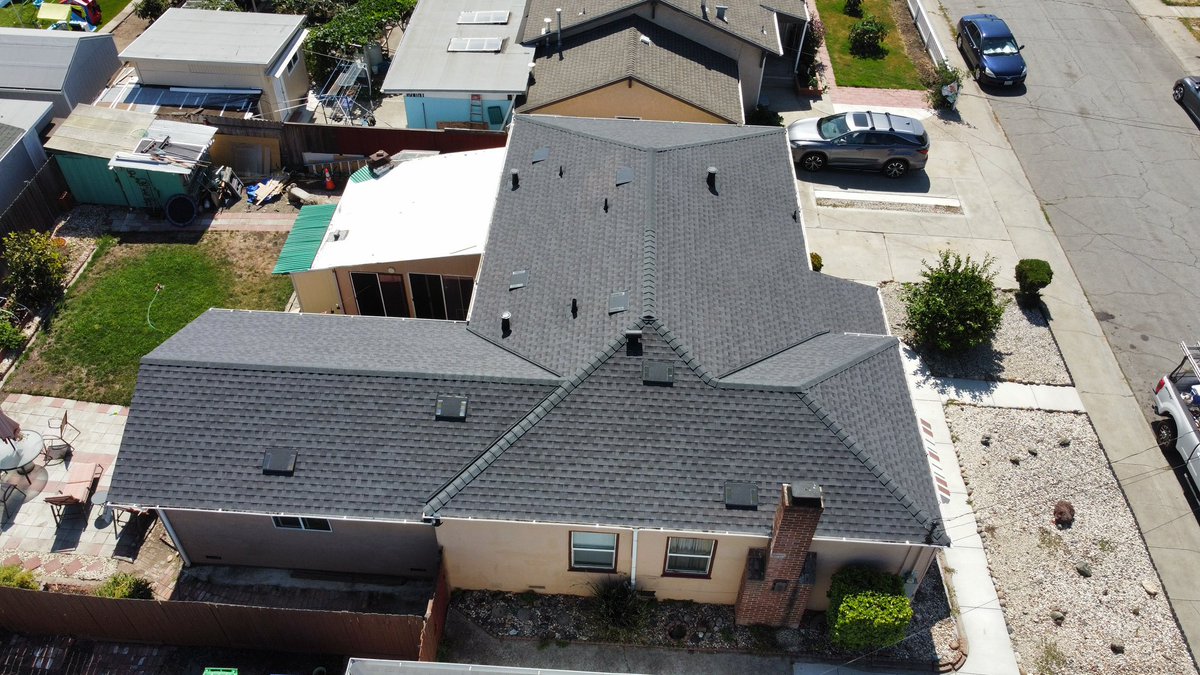 legendRoofingCo's tweet photo. What a beautiful #roof color  #GAF #TimberlandHDZ RS Charcoal #roofingcontractor #residentialroofing #legend #roofing #MyGAFRoof https://t.co/5UUPeEmqEn