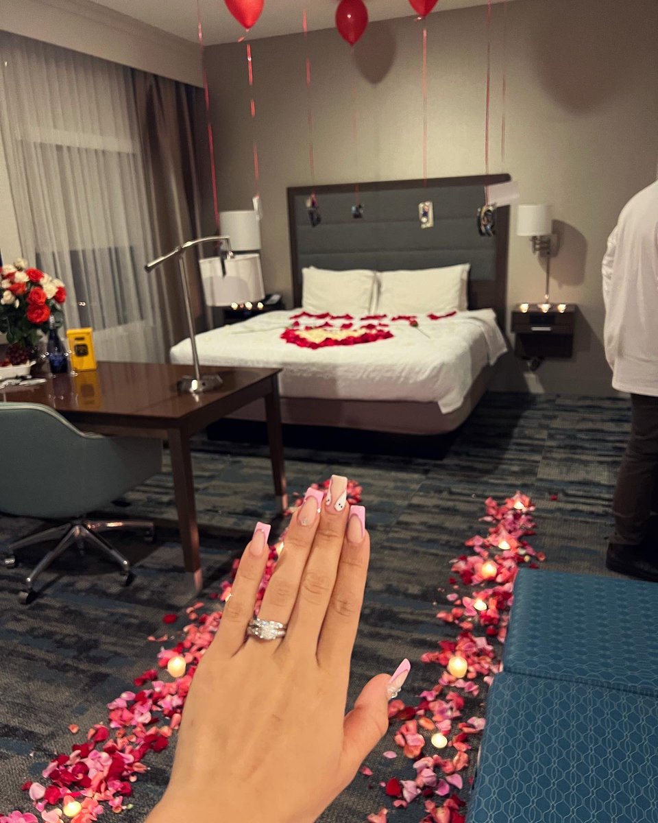 deeflowers_'s tweet photo. I’m getting married guys 💍💗 https://t.co/ZqUC6LMFn8