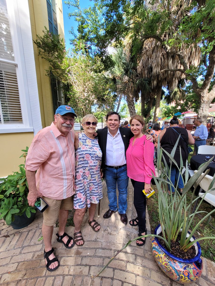 VoteVicente's tweet photo. Enjoyed playing loteria with my wife in beautiful Brownsville yesterday. 

Disfruté jugar lotería con mi esposa en la hermosa ciudad de Brownsville ayer. 

#GetOutTheVote #VicenteConLaGente #VoteBlue #VotoAzul🌊 https://t.co/p3EbHBTxRn