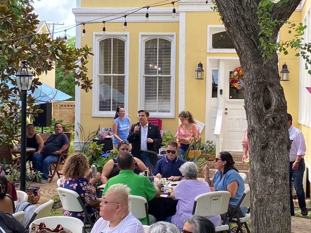 VoteVicente's tweet photo. Enjoyed playing loteria with my wife in beautiful Brownsville yesterday. 

Disfruté jugar lotería con mi esposa en la hermosa ciudad de Brownsville ayer. 

#GetOutTheVote #VicenteConLaGente #VoteBlue #VotoAzul🌊 https://t.co/p3EbHBTxRn