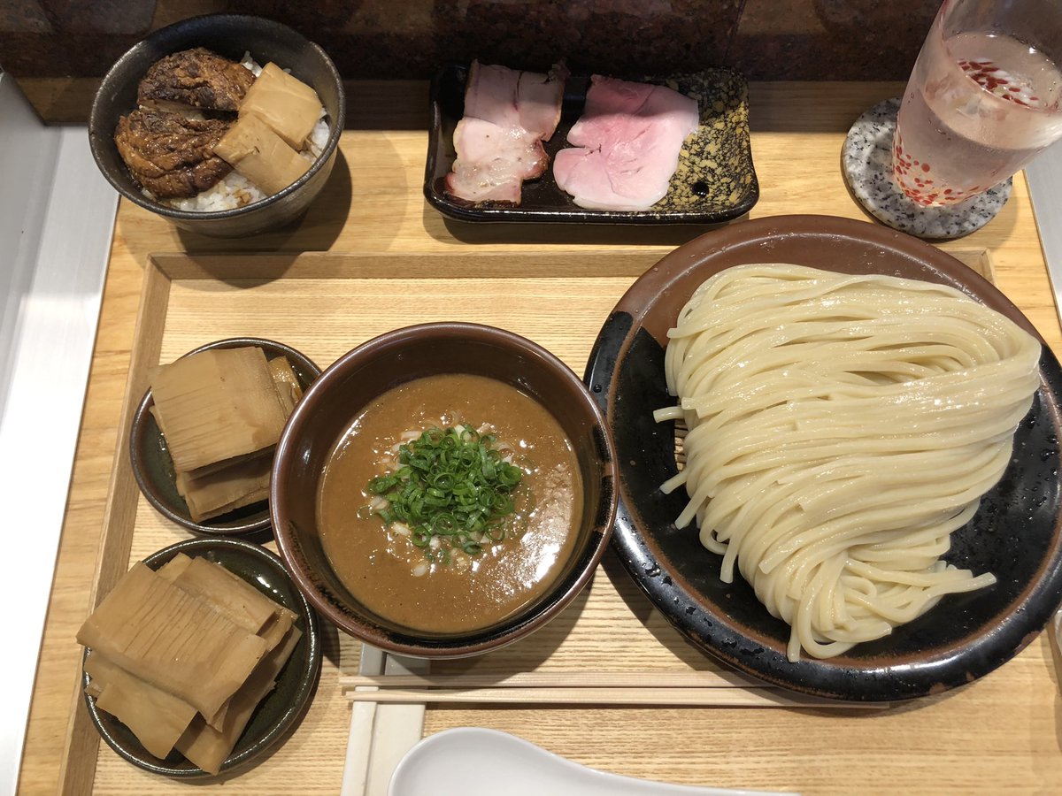 XKenstyle's tweet photo. 中華蕎麦とみ田

つけ麺+メンマW+ご飯物

ゴリっと食感の食べ応えあるメンマも主役級❗️
美味しいかったです👍

ご馳走様でした〜！ https://t.co/GhSkYiIDQb
