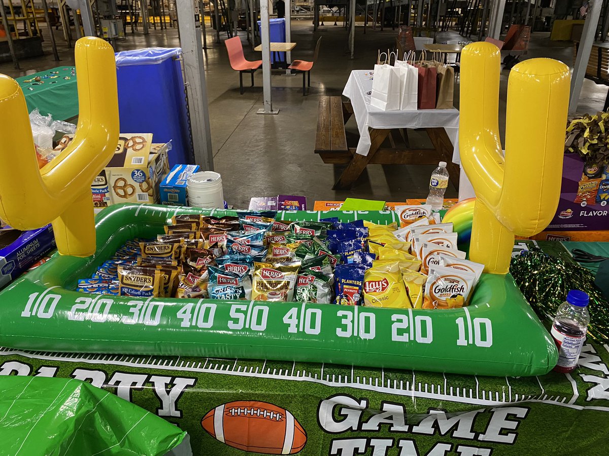 EAGLES 🦅 🦅🦅🦅 it’s game time at ups <a href="/LynellFoxworth1/">Lynell Foxworth-Pearsall</a> <a href="/BarleeUps/">Johnson W Barlee</a> <a href="/BrownDenelle/">Denelle Brown</a> <a href="/RaymondChew95/">Ray Chew</a>