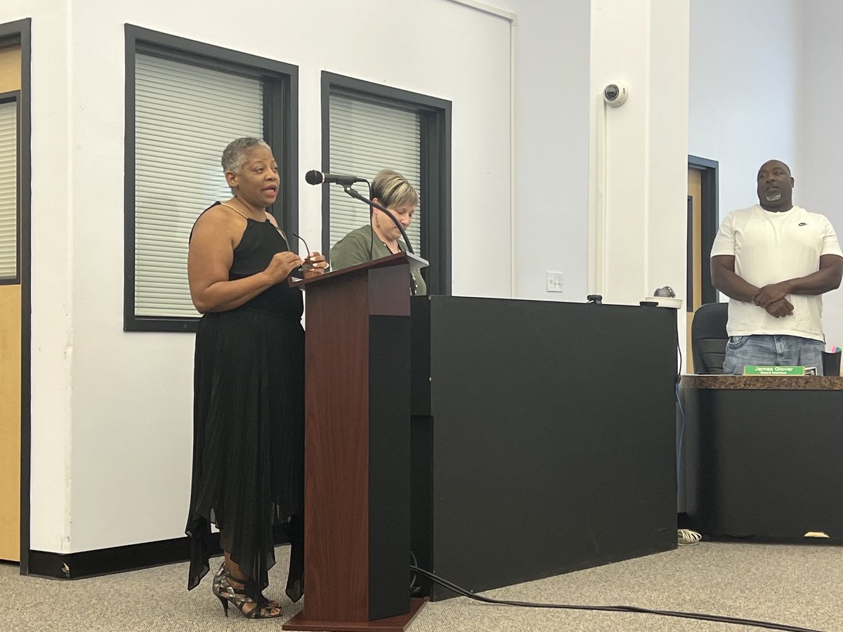 Hempstead_HS's tweet photo. The fIrst recipient to receive the Superintendent’s Higher Heights award is our very own Mrs. Stephanie Prince. Congratulations and thank you for serving HHS and Hempstead ISD. You are truly a valuable player in the district. #levelUpHHS #HigherHeights https://t.co/CSANaoB90N