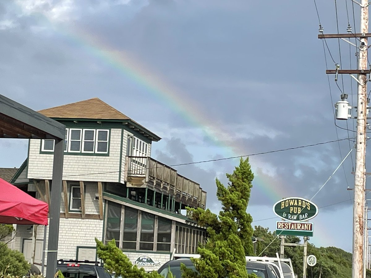 GStephenson_Wx's tweet photo. I’m not sure if there’s gold at the end of this rainbow but I do know there’s a seriously good teriyaki tuna sandwich there! 🤣🌈🐟#SpectrumNews1 #HowardsPub #OBX #Ocracoke https://t.co/s9qvKNWYTv