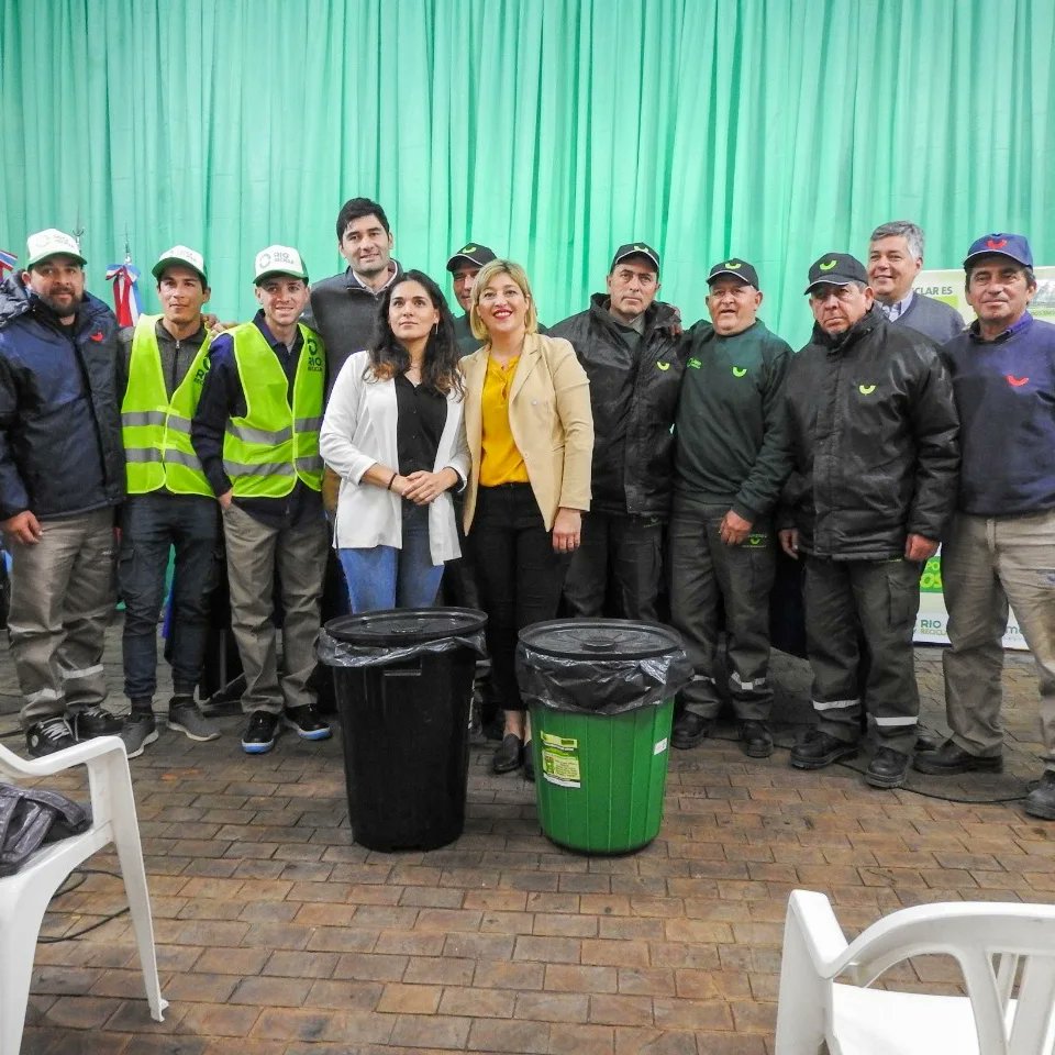 MuniRioPrimero's tweet photo. LANZAMIENTO PLAN RÍO RECICLA.

En el marco de los festejos por el aniversario número 134 de nuestra localidad, en un acto encabezado por la intendenta Cristina Cravero se presentó el Plan Río Recicla. https://t.co/16TCMh1kve
